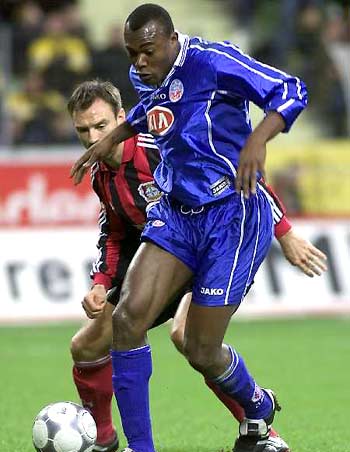 他严格控制 他严格控制